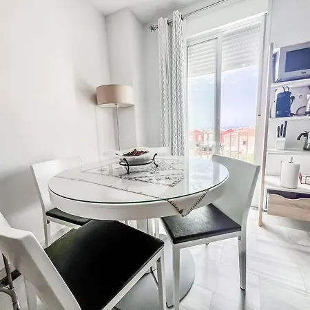 One Bedroom Modern In Διαμέρισμα *